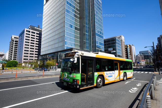 中央区の道路を走る都バス 11023023072 の写真素材 イラスト素材