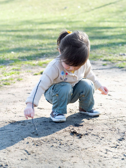 Girl Playing in Sand
(c)Radius Images