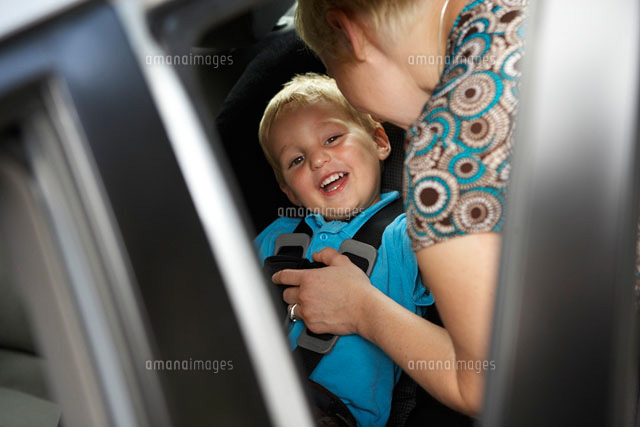 Mother Putting Son in Car Seat
(c)Radius Images
