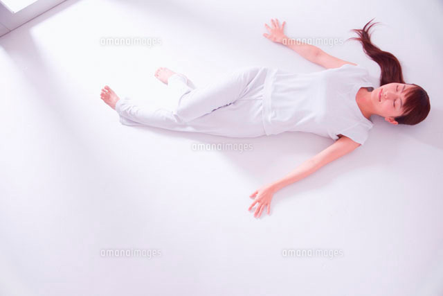 床に寝そべる女性
(c)didi