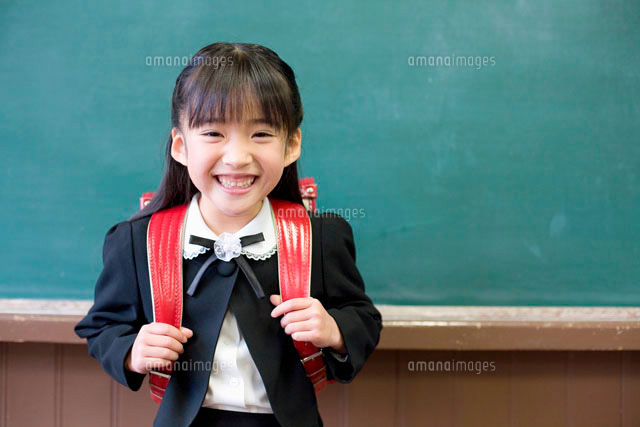 黒板の前に立つ小学生
(c)didi