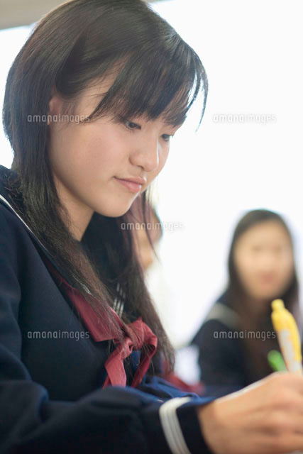 授業中の女子中学生
(c)didi