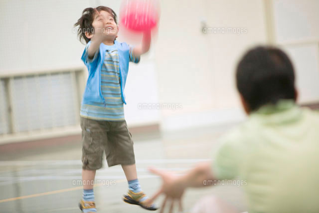 ボールで遊ぶ親子
(c)didi