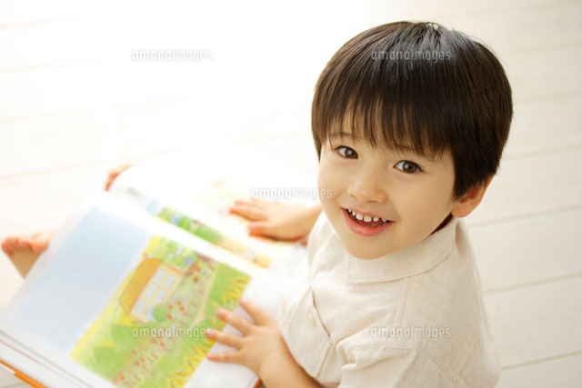 絵本を読む男の子
(c)mon printemps