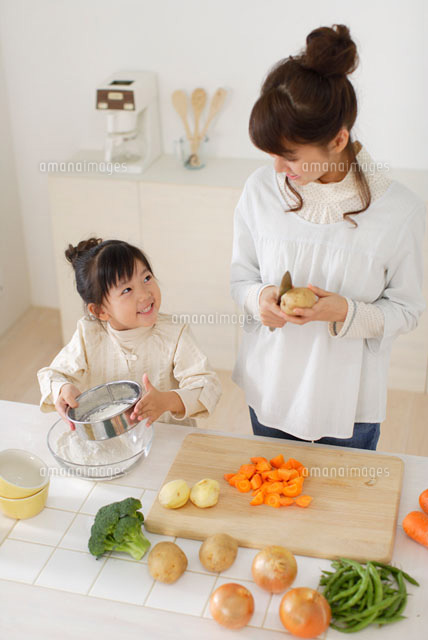 料理を作る女の子とお母さん の写真素材 イラスト素材 アマナイメージズ