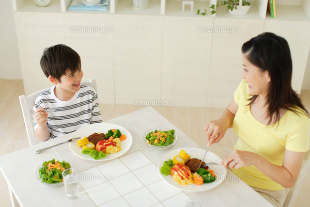 お母さんと男の子の食事風景 の写真素材 イラスト素材 アマナイメージズ