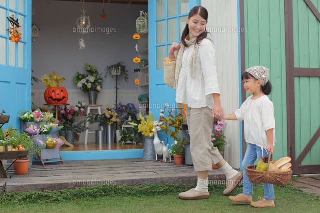 ハロウィンの季節に花屋へ買い物に来た親子
(c)mon printemps