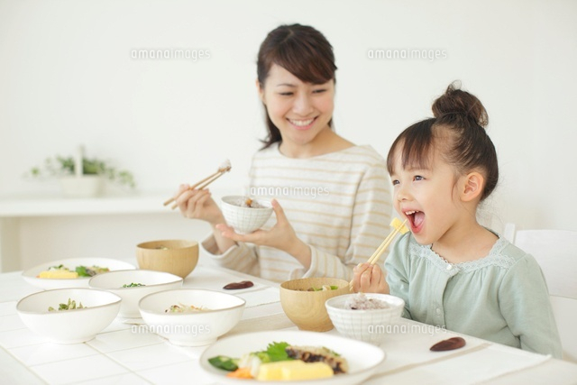和朝食を食べる女の子とお母さん
(c)mon printemps