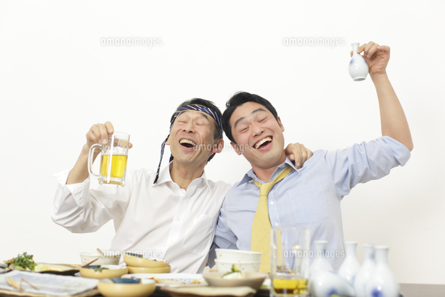 居酒屋で酔っぱらう上司と部下
(c)mon printemps
