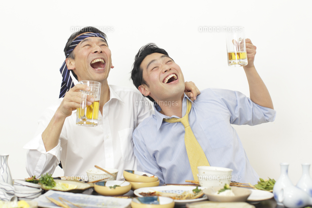 居酒屋で酔っぱらう上司と部下
(c)mon printemps