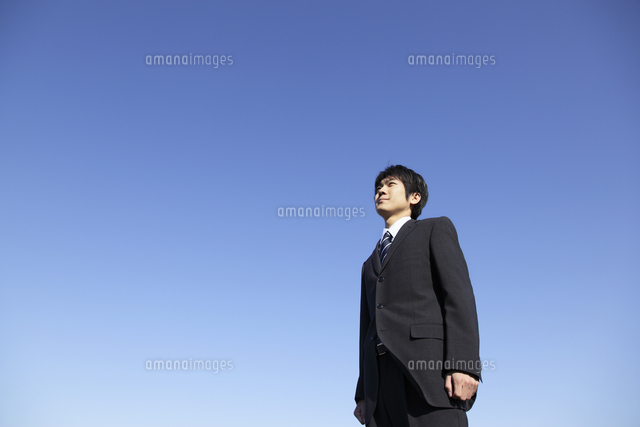 青空を見上げるスーツの若い男性
(c)mon printemps