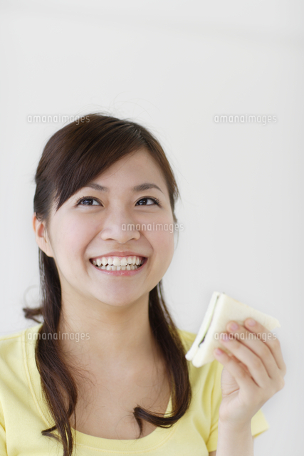 サンドイッチを食べる若い女性
(c)mon printemps
