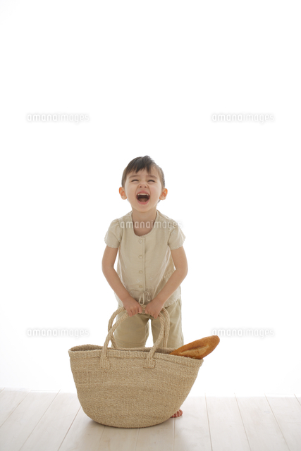 バゲットの入ったかごバッグを持つ女の子 11038019308 の写真素材 イラスト素材 アマナイメージズ