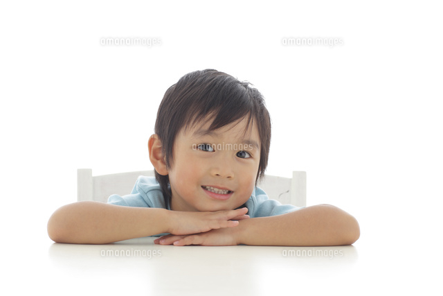 笑顔で見つめる男の子
(c)mon printemps
