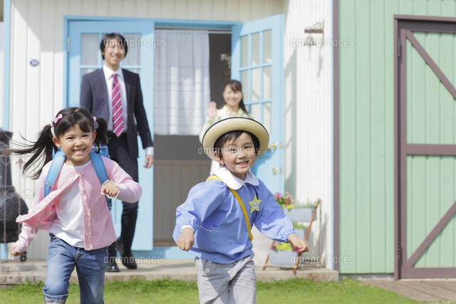 出勤するパパと登校する子供たちを見送るママ
(c)mon printemps