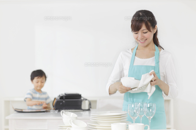 食器を片づけるお母さんと勉強をする男の子
(c)mon printemps