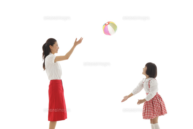 紙ふうせんで遊ぶお母さんとおかっぱの女の子 の写真素材 イラスト素材 アマナイメージズ