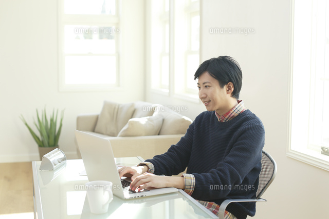 ホームオフィスで仕事をする男性
(c)mon printemps
