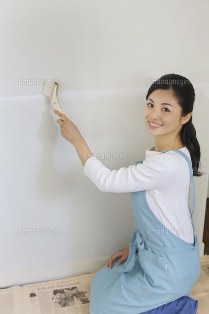 壁のリフォームをする主婦
(c)mon printemps