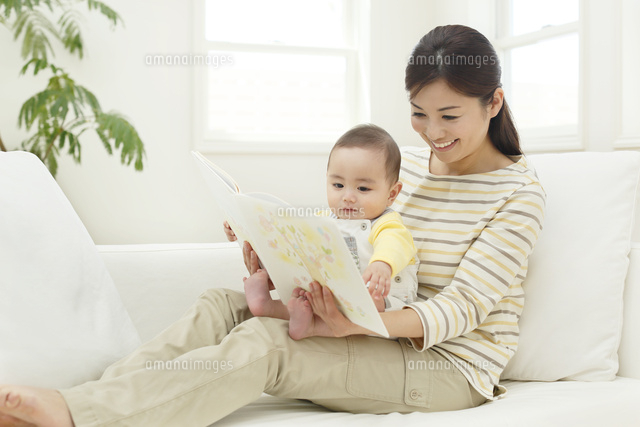 ソファーで絵本を読むお母さんと赤ちゃん
(c)mon printemps