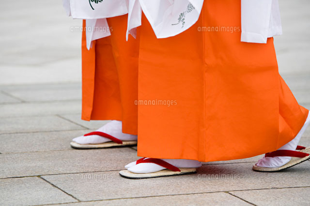 Japanese Women in Traditional Dress at Meiji Shrine
(c)moodboard