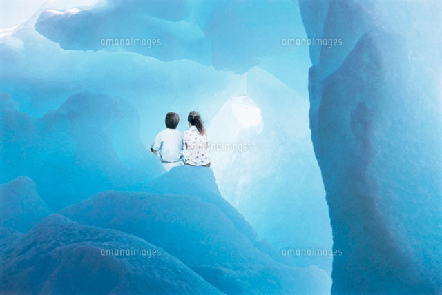 Two children (6-8) in glacier back view
(c)moodboard