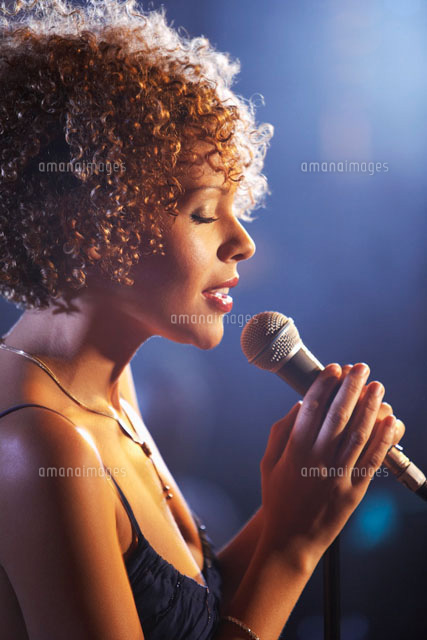 Jazz singer on stage profile
(c)moodboard