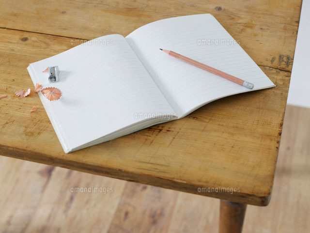 Open notebook with pencil and pencil sharpener on table e
(c)moodboard