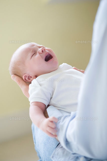 Man holds crying two week old newborn baby
(c)moodboard