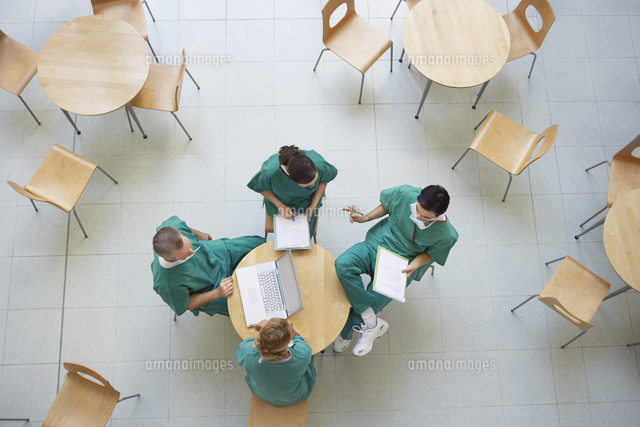 Physicians Consulting in Cafeteria view from above
(c)moodboard