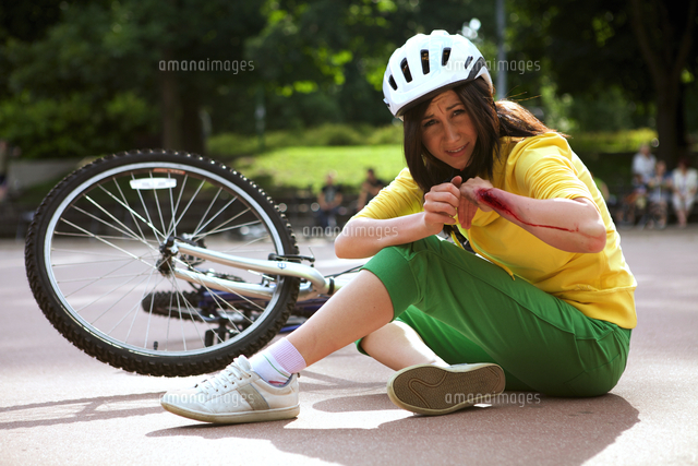 Young woman injured and clutching arm
(c)moodboard