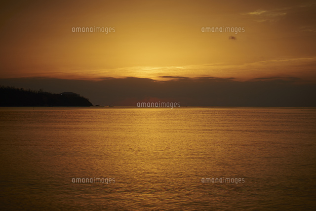 海に落ちる夕日
(c)hi-bi