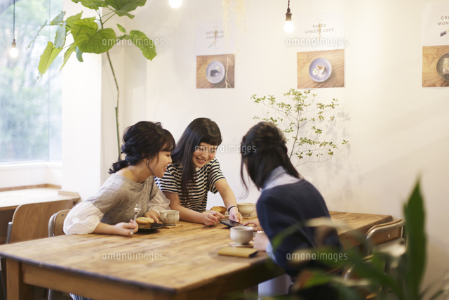 カフェで談笑する女性3人 の写真素材 イラスト素材 アマナイメージズ
