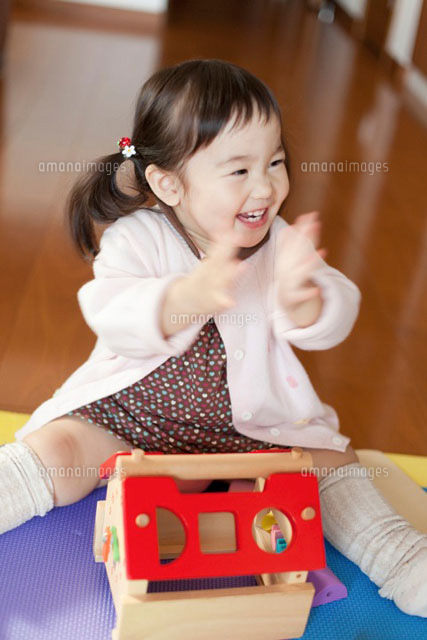 おもちゃで楽しそうに遊ぶ幼児
(c)iconics
