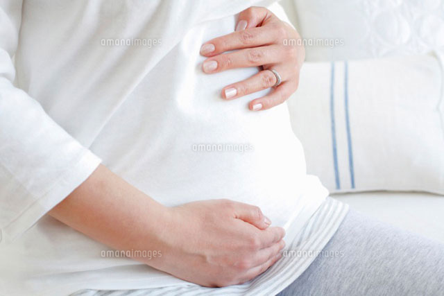 おなかを優しく触る妊婦
(c)iconics