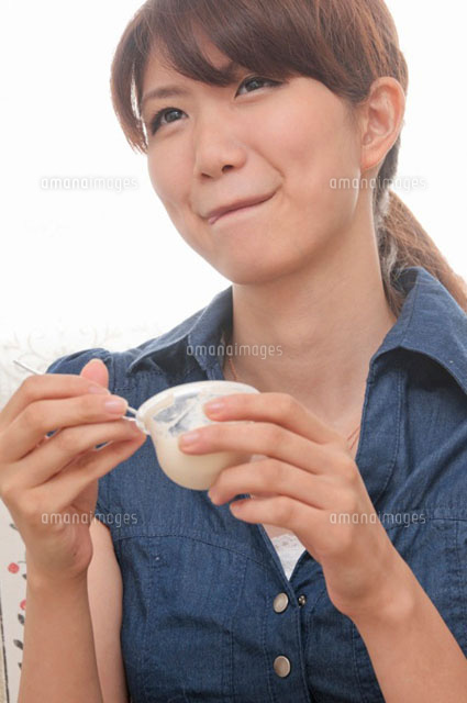プリンを食べる若い女性
(c)iconics