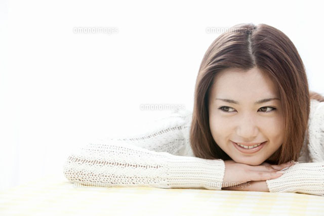 テーブルにうつ伏した若い女性
(c)iconics