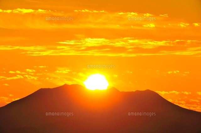 霧ヶ峰高原より御嶽山に沈む夕日 11076006522 の写真素材 イラスト