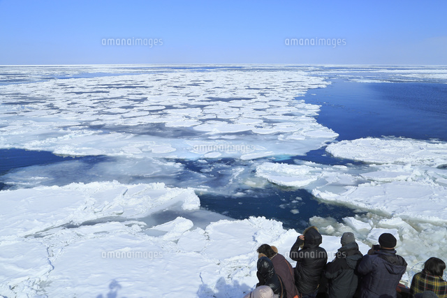おーろら号とオホーツク海網走沖の流氷帯 11076031300 の写真素材 イラスト素材 アマナイメージズ