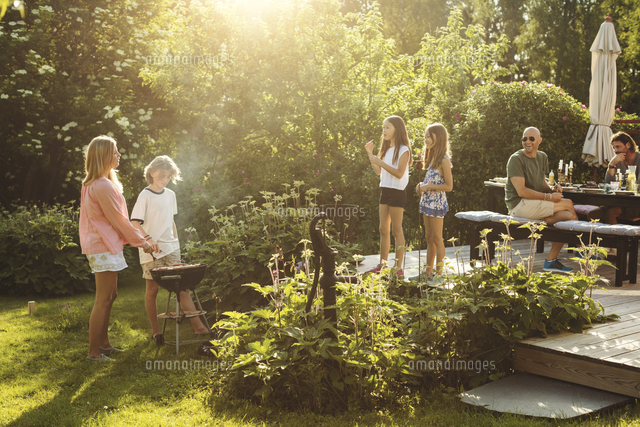 People enjoying summer during garden party on sunny day
(c)Maskot