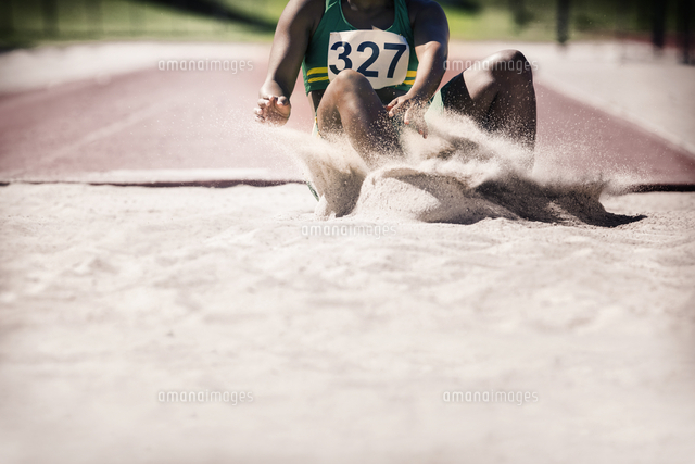 Long Jumper Landing In Sand の写真素材 イラスト素材 アマナイメージズ