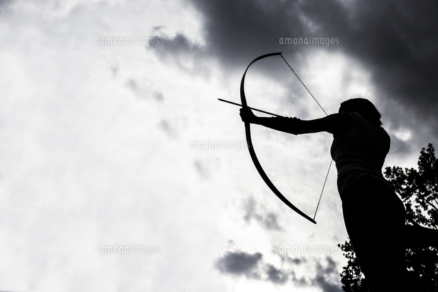 Silhouette Of An Aiming Archeress の写真素材 イラスト素材 アマナイメージズ