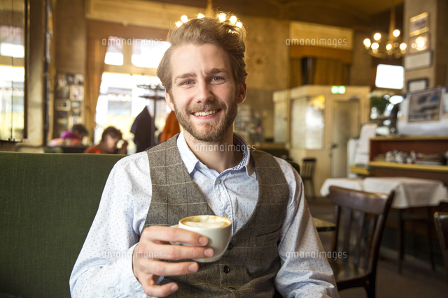 Portrait of smiling young man in a cafe[11094030663]の写真素材 ...