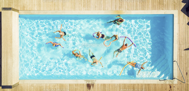 Top view of group of seniors doing water gymnastics in pool
(c)Nullplus/Westend61