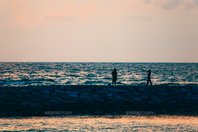 Silhouette People At Beach Against Sky
(c)Sebastian Kopp / EyeEm