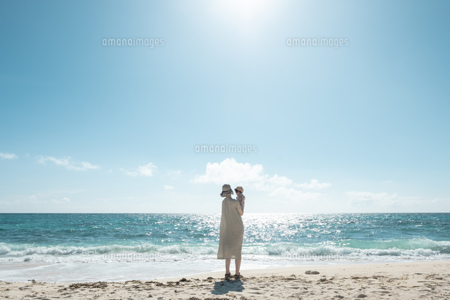 Full Length Of Woman Holding Baby While Standing On Beach Against Sky
(c)Junji Kasaya / EyeEm