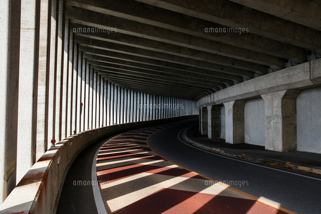 view of empty road in tunnel
(c)sebastian kopp / EyeEm