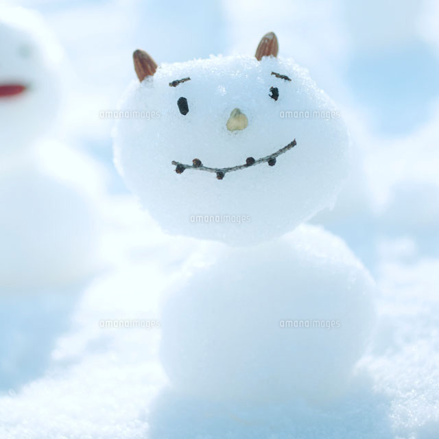 鬼の顔をした雪だるま の写真素材 イラスト素材 アマナイメージズ