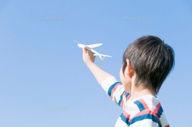 紙飛行機を持つ男の子
(c)DAJ