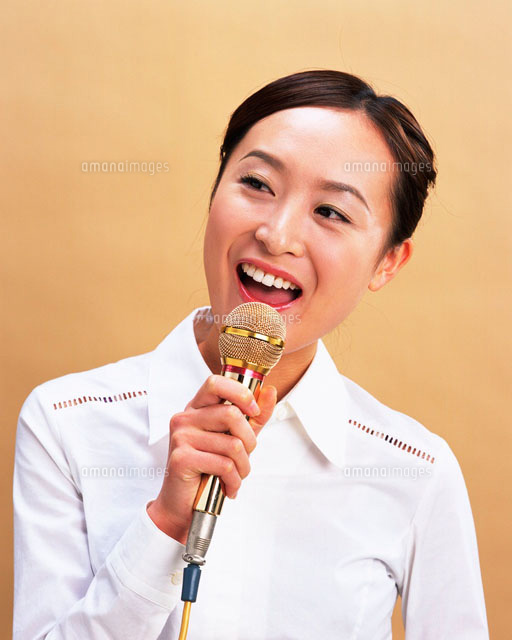 歌を歌う女性
(c)daj